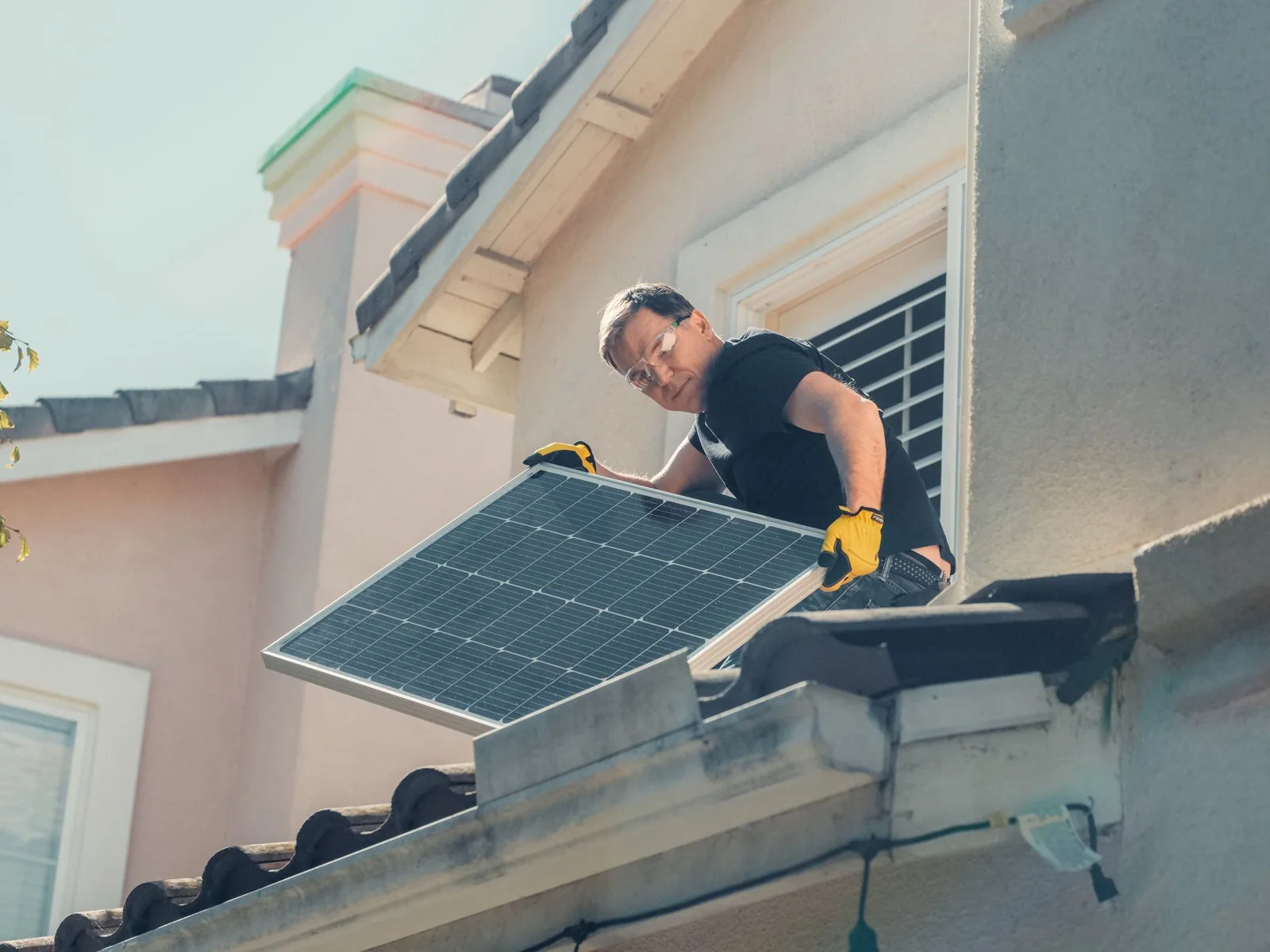 Technicus aan het werk bij een installatie met zonnepanelen